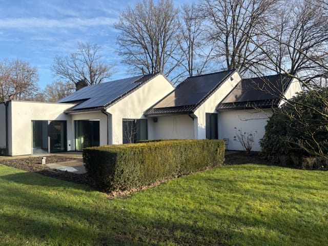 Volledige montage van zwarte JA Solar 450WP zonnepanelen