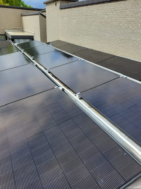 Plaatsing van JaSolar 450WP zonnepanelen op een plat dak